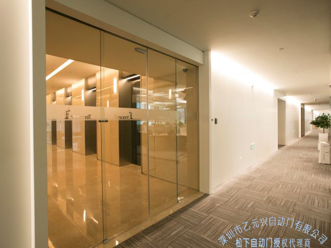 全玻璃感应门-腾讯大厦风暴娱乐实拍图片